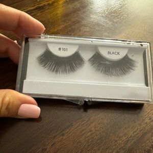 LASHES BLACK NIB